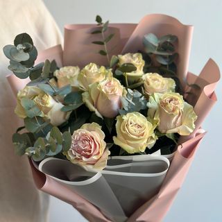 Bukiet Jasne róże (5 szt) + eukaliptus