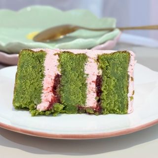 Pastel matcha y frambuesas 