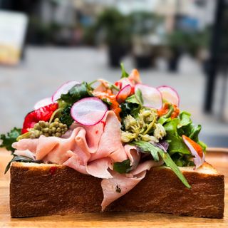 Big toast with ham, baked peppers, jonjoli