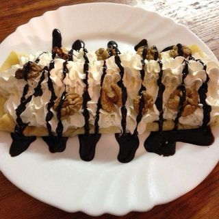 Crepe Con Sirope De Chocolate Y Nueces