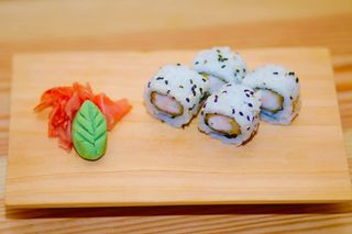 Uramaki de Tempura de Camarão