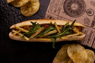 31 Montadito De Pollo Tandori Con Lechuga Y Patatas Paja