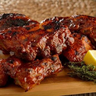 Costillas A La Barbacoa Con Patatas Y Ensalada