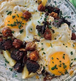 Huevos rotos con patatas, morcilla y chistorra