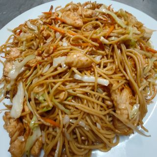 114. Пържени спагети с пилешко, яйца и зеленчуци  (700г)