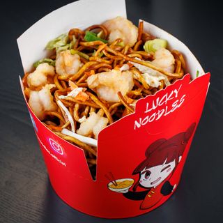 Noodles de grau cu legume, creveti si sos de usturoi