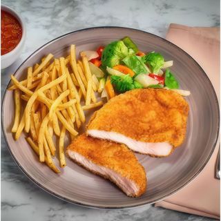 Milanesa de pollo empanado, patatas fritas y ensalada