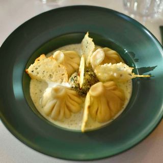 ყველის ხინკალი მწვანე აჯიკით