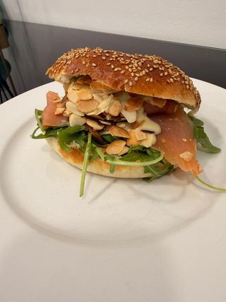 Panino con mandorle tostate, rucola, salmone, salsa avocado e avocado