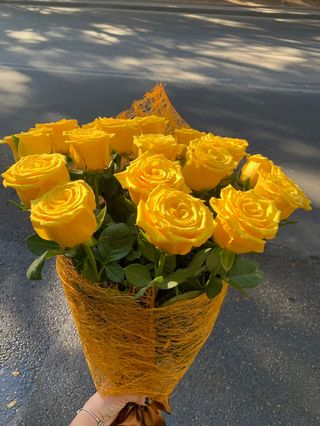 ყვითელი ჰოლანდიური ვარდი 16 ცალი