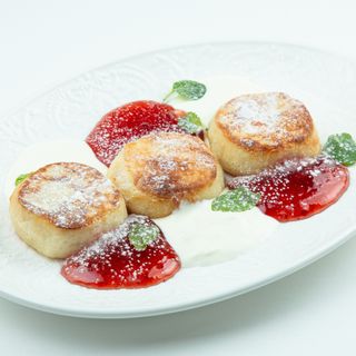 Сырники со сметаной и клубникой с гранолой (115г)