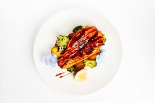 Стейк лосося с молодым картофелем 