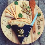 Палачинка с Пуешко филе, чедър и кисели краставички