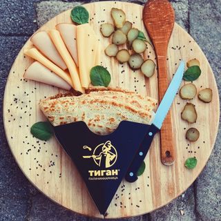 Палачинка с Пуешко филе, чедър и кисели краставички