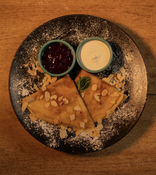 Млинці зі сметаною та джемом (250г)
