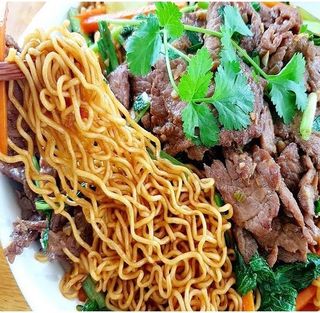 27.Makaron smażony z wołowiną