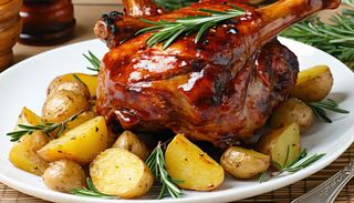 Ciolan glazurat pe pat de cartofi la cuptor