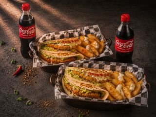 2бр Кесадия с хрупкаво пилешко и пържени картофки + 2бр Coca-Cola Original