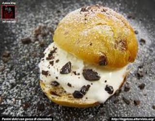 Panino bun con cioccolato bianco