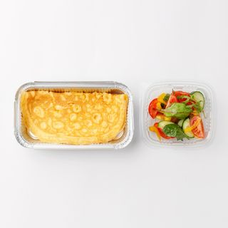 Omletă Clasică cu Salată de Primăvară