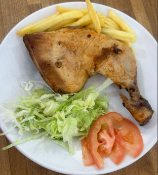 Coscia di pollo con verdure e pane