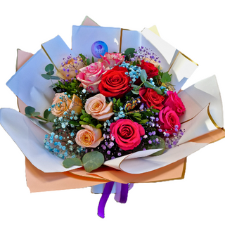 Buchete elegant rotund cu 13  trandafiri multicolori