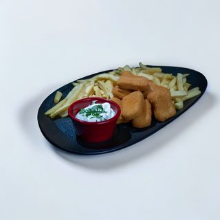 Nuggets de pui cu cartofi prajiti si sos mayo