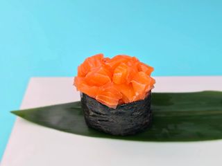 Гункан з лососем (55г)