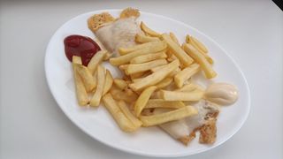 Omelette al formaggio e patatine