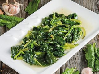 Шпинат в чесночном соусе