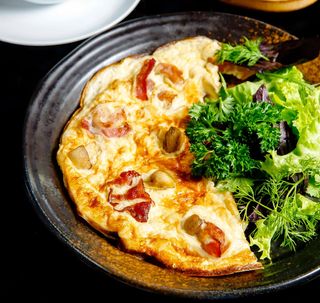 Omleta taraneasca si salata