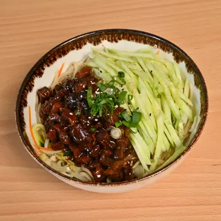 Jajangmyon  Coreano Con Pasta De Soja Y Pepino Fresco