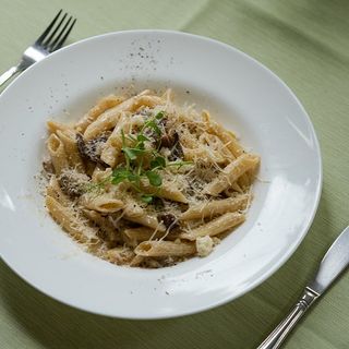 Spaghete / Penne cu piept de rata si hribi