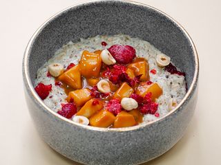 Вівсяна каша з карамельними фруктами (260г)