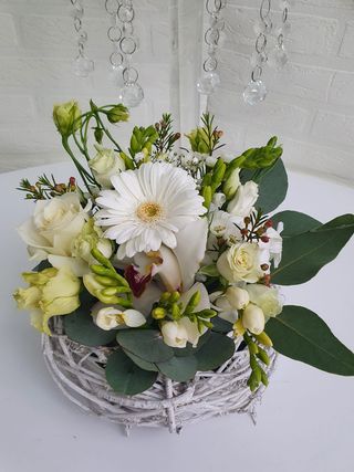 Aranjament in coș de răchită alb