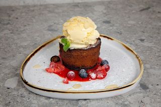 SOUFFLE DE CIOCOLATA NEAGRA CU INGHETATA DE VANILIE