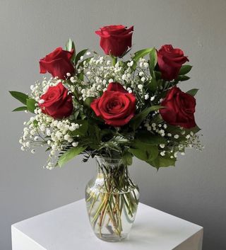 Ramo de 6 rosas rojas con verdes variados