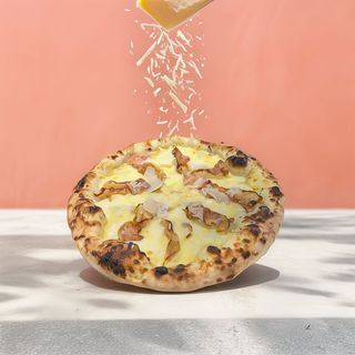 Pizza carbonara tradicional