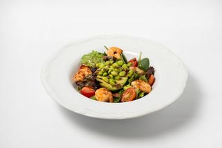 Салат с креветками, авокадо-гриль и зелеными бобами