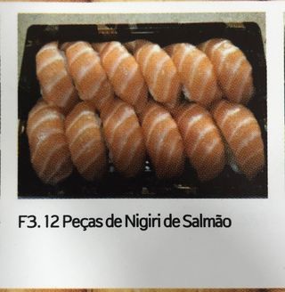 F3. 12 Peças de Nigiri de Salmão