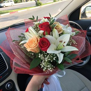 Bouquet Mixte Avec 6 Roses Et Lys Blancs