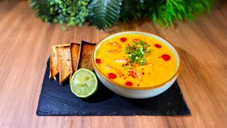 აზიური წვნიანი კრევეტებით და ბრინჯის ატრიით