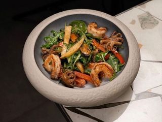 ТЕПЛИЙ САЛАТ З МОРЕПРОДУКТАМИ В ВЕРШКОВО-ТРЮФЕЛЬНОМУ СОУСІ (400g)
