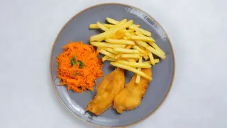 Rosół, panierowane polędwiczki z kurczaka (2 szt) frytki/ziemniaki, surówka (300 ml, 200 g,50 g,50 g)