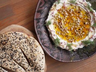 Дзадзикі з кропом, насінням соняшнику та паляничкою в кунжуті (260g)