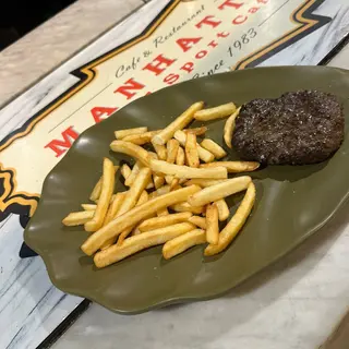 Hambuger al piatto con patatine fritte