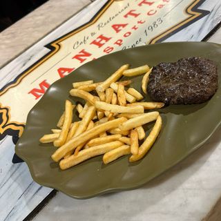 Hambuger al piatto con patatine fritte