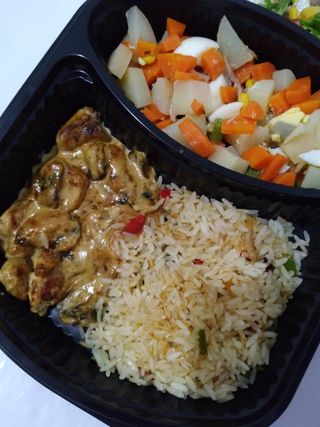 Émincé De Poulet Servi Avec Riz Et Salade Russe 