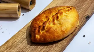 Ruska pita sa mladim lukom i jajetom