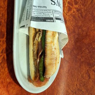 Pepito pollo rebozado con queso raclette